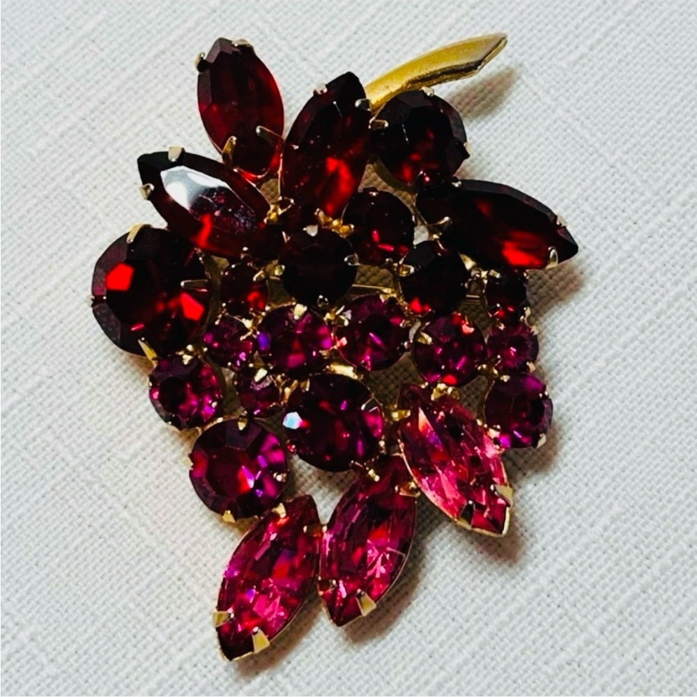 Weiss brooch, high-quality costume jewelry. Red pink. vintage rhinestone